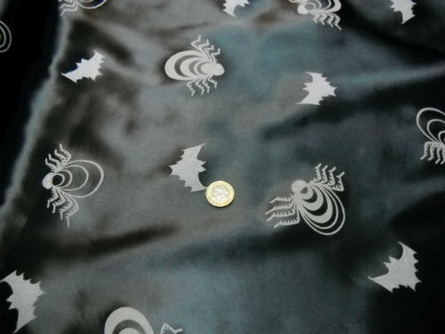 Satin noir motifs araignees grises
