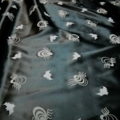 Satin noir motifs araignees grises 1 