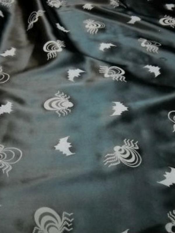 Satin noir motifs araignees grises 1 