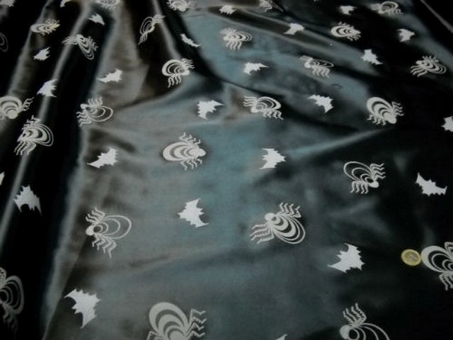 Satin noir motifs araignees grises 1