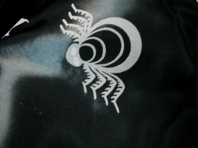 Satin noir motifs araignees grises 2
