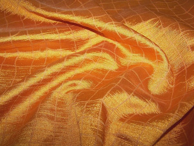 Satin orange clair motif quadrille 1