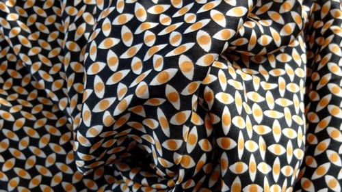 Satin polyester imprimé yeux ocres 03