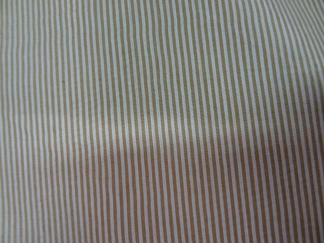 Satin polyester viscose blanc casse raye beige 3