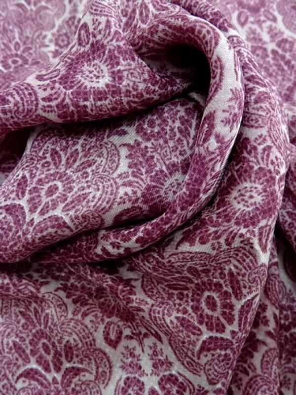 Satin polyester viscose fin prune motif classique 1 