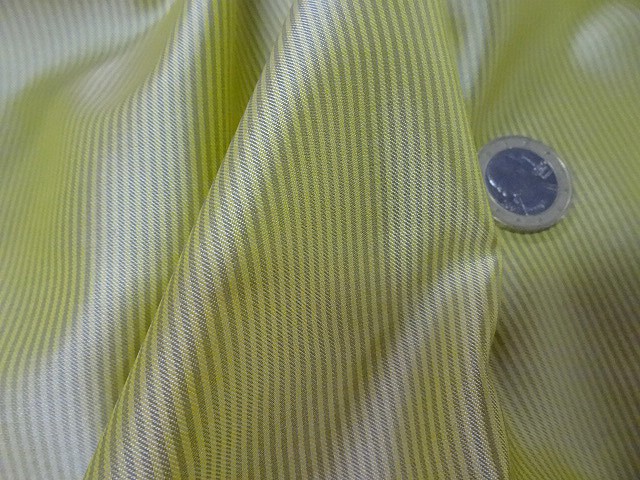 Satin polyester viscose jaune poussin raye gris