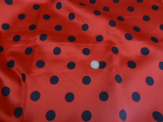 Satin polyester rouge pois noirs 01
