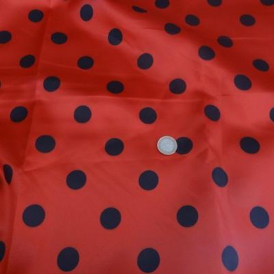 Satin polyester rouge pois noirs 01