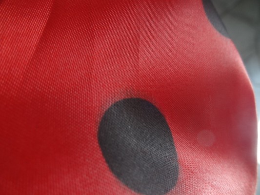Satin polyester rouge pois noirs 03