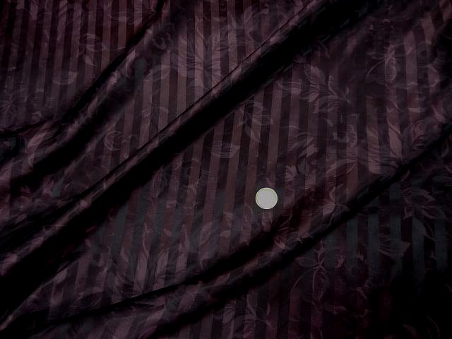 Satin prune aubergine fleurs rayures 1