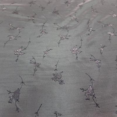 Satin taffetas doupions gris metallise fleuri 2 