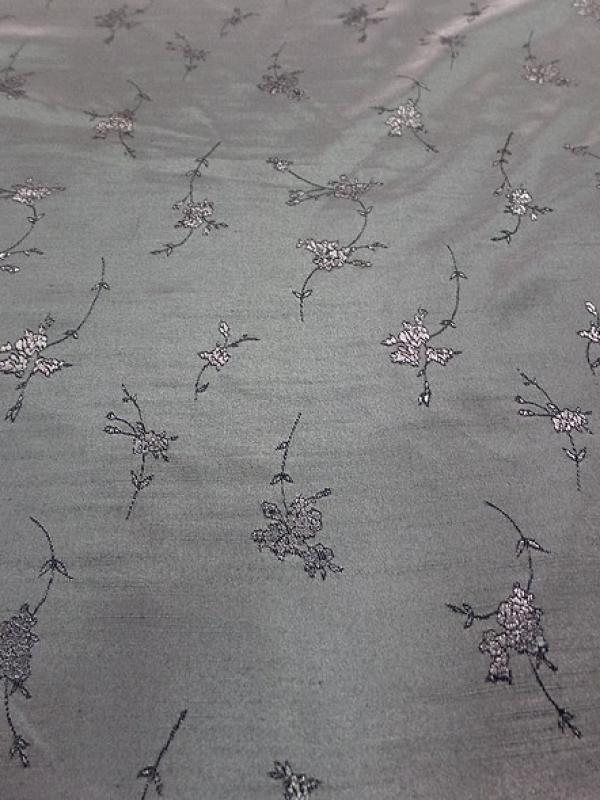 Satin taffetas doupions gris metallise fleuri 2 