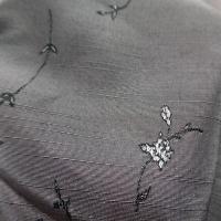Satin taffetas doupions gris metallise fleuri 5 