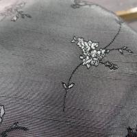 Satin taffetas doupions gris metallise fleuri 6 