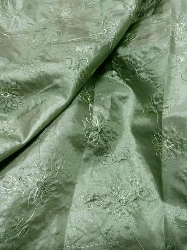 Satin vert amande brode de fleurs 1 
