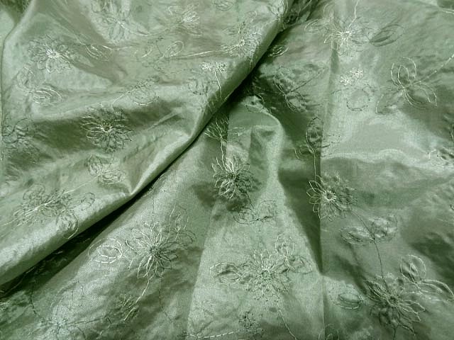 Satin vert amande brode de fleurs 1