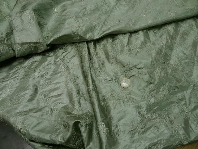 Satin vert amande brode de fleurs 2