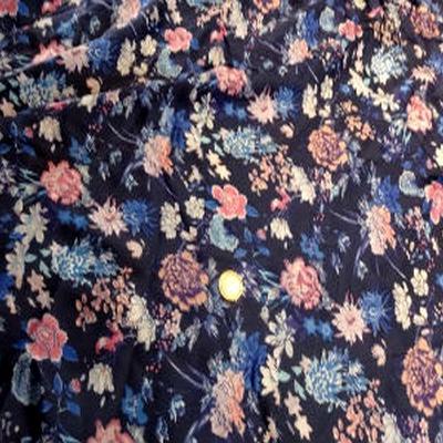 Satin viscose bleu marine a fleurs 01 1