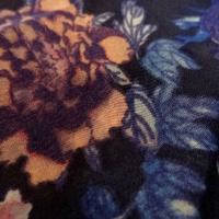 Satin viscose bleu marine a fleurs 01 2