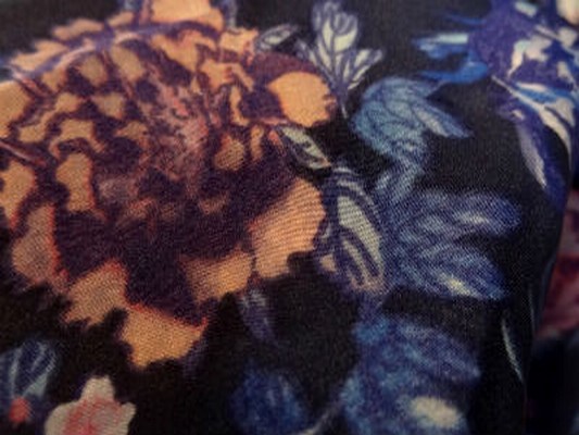 Satin viscose bleu marine a fleurs 01 2