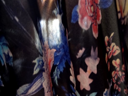 Satin viscose bleu marine a fleurs 01