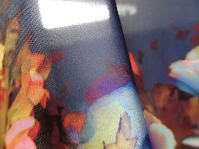 Satin viscose fleurs aquarelle marine et chair clair 3