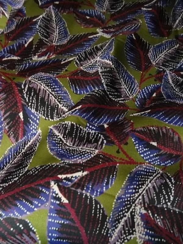 Satin viscose fond olive motif feuillage 1 