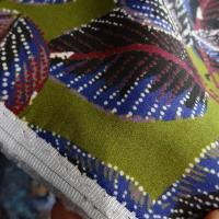 Satin viscose fond olive motif feuillage 3 