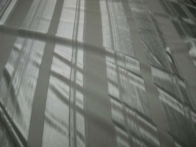 Satin viscose ivoire mat et brillant raye 2