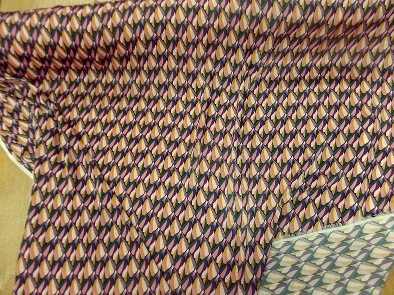 Satin viscose motif abstrait violet moutarde rose 3