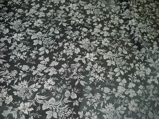 Satin viscose noir motif dentelle de fleurs sable 1 