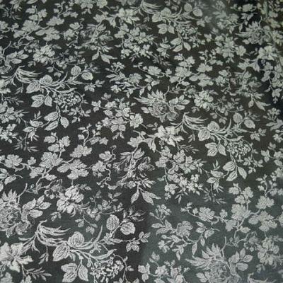 Satin viscose noir motif dentelle de fleurs sable 1 