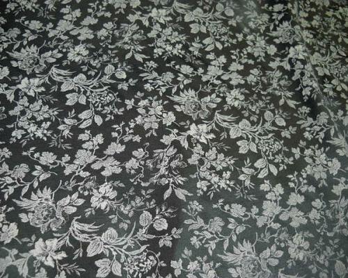 Satin viscose noir motif dentelle de fleurs sable 1 