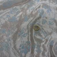 Satine blanc nacre fleurs bleu ciel en applique