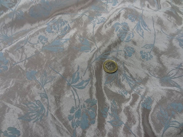 Satine blanc nacre fleurs bleu ciel en applique