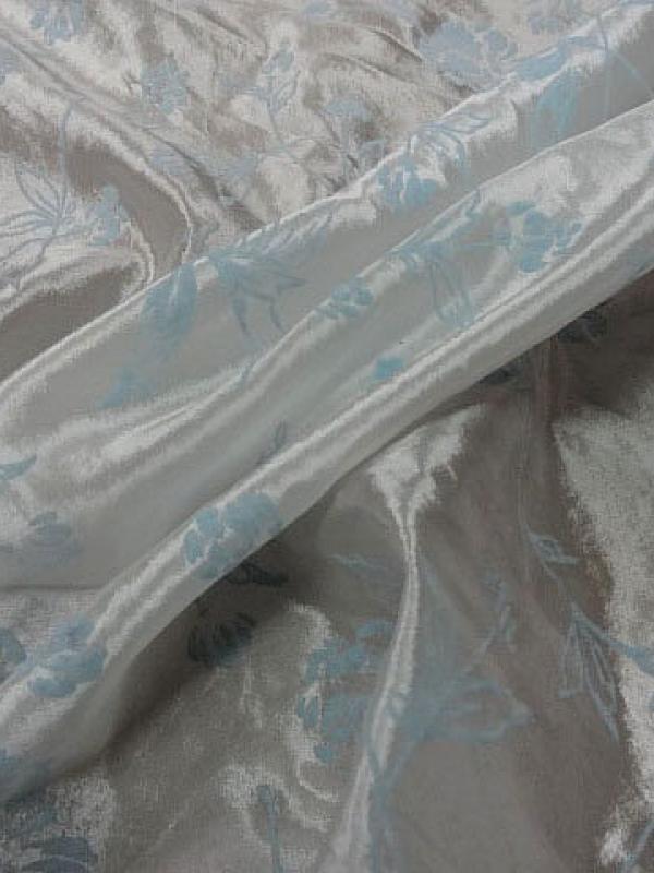 Satine blanc nacre fleurs bleu ciel en applique 1 