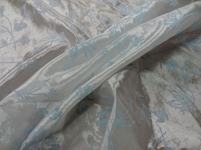 Satine blanc nacre fleurs bleu ciel en applique 1