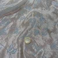 Satine blanc nacre fleurs bleu ciel en applique 2 