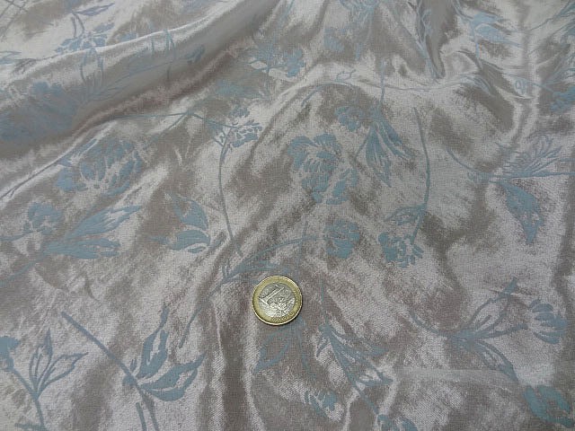 Satine blanc nacre fleurs bleu ciel en applique 2