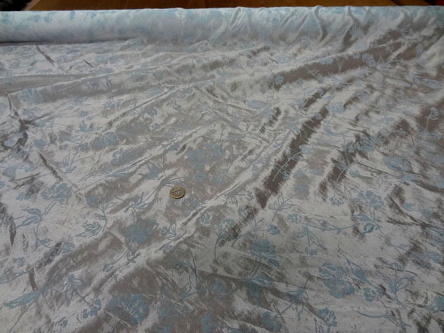 Satine blanc nacre fleurs bleu ciel en applique 3