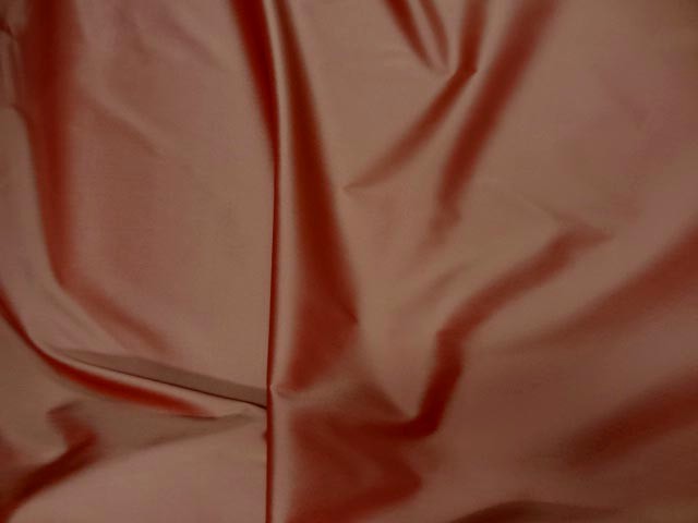Satine changeant orange tisse avec des fils jaune rouge 2