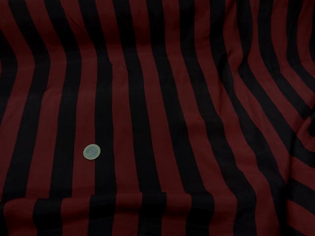 Satine viscose bordeaux a rayure noire