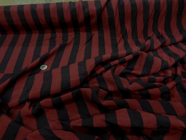 Satine viscose bordeaux a rayure noire0