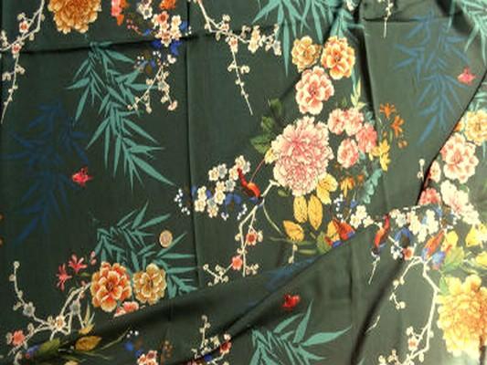 Satin viscose vert foncé fleurs japonaises 01