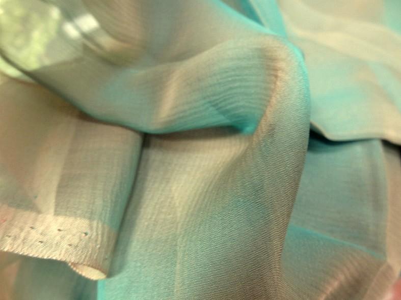 Soie changeante lisse beige et bleu turquoise clair 1