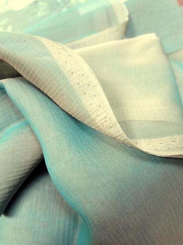 Soie changeante lisse beige et bleu turquoise clair 2 