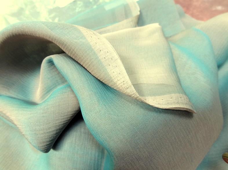 Soie changeante lisse beige et bleu turquoise clair 2