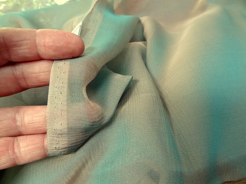 Soie changeante lisse beige et bleu turquoise clair 3
