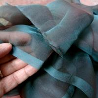 Soie changeante lisse bleu petrole et rouge 1