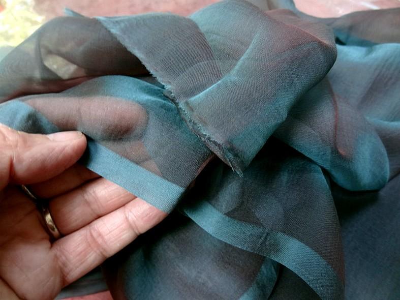 Soie changeante lisse bleu petrole et rouge 1